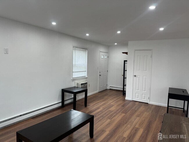 Foto del edificio - 400 Cranbury Rd