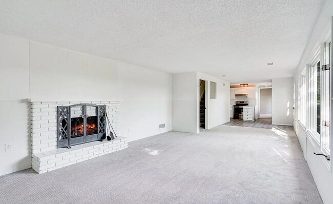 Building Photo - Perfect 4 bedroom count Home in Burnsville