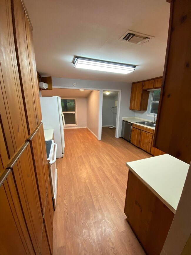 Building Photo - Available Now! 3 Bedroom 2 Bath in Denison