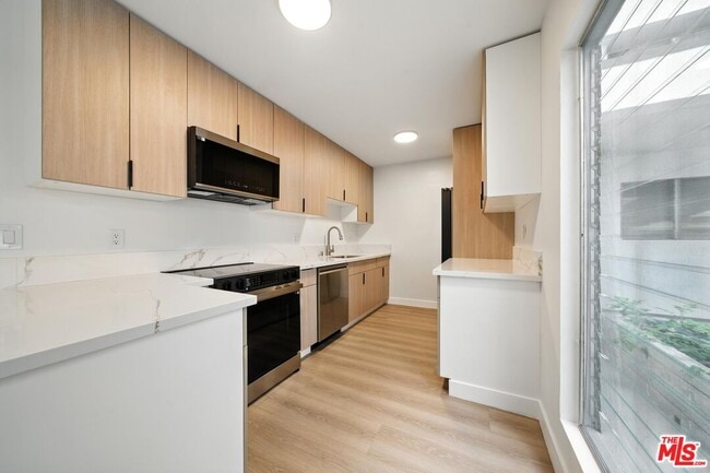 Building Photo - 305 San Vicente Blvd