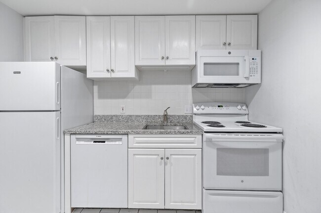 Building Photo - 1763 Beacon St