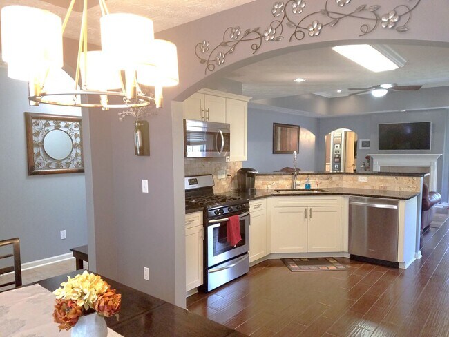 Foto del edificio - POOL Service INCLUDED Beautiful 3 Bedroom, 2 Bath, 2 Car Garage Home in Brookstone subdivision in...