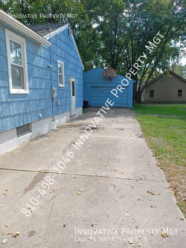 Building Photo - Burton ranch 3 bed 1 bath, hardwood floors...