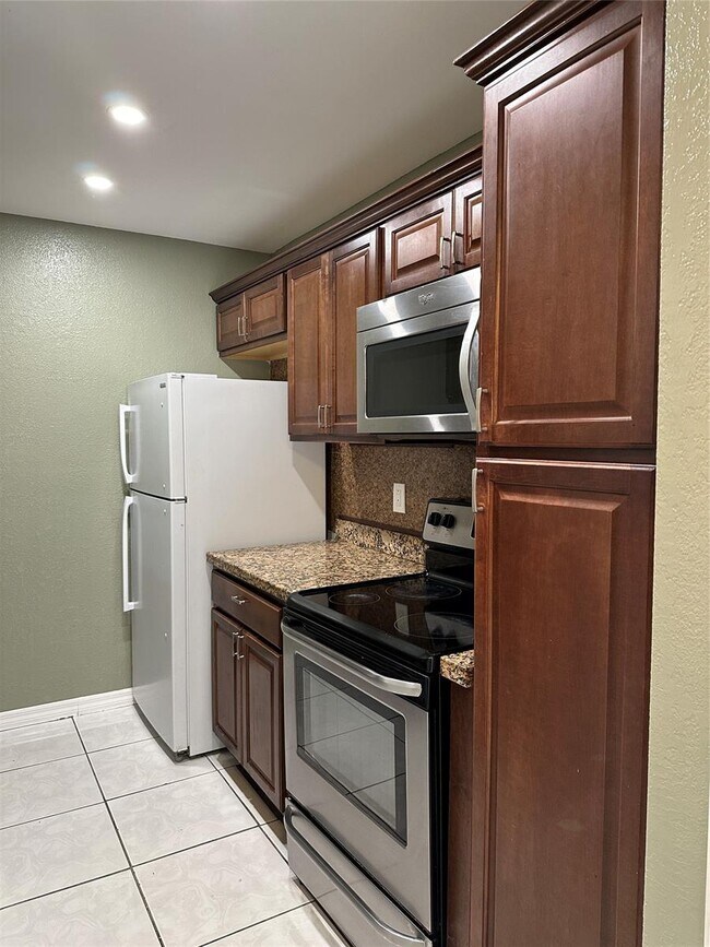 Building Photo - 9971 Twin Lakes Dr