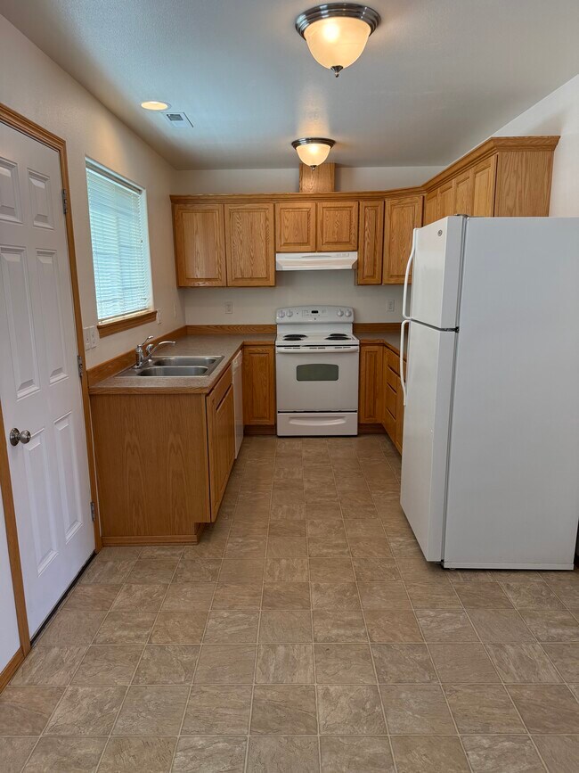 Foto del edificio - 1015 N Baker Ave