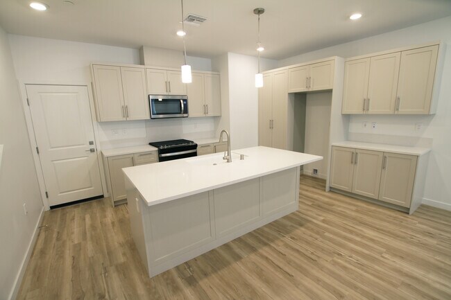 Foto del edificio - 2460 Haley Point Dr