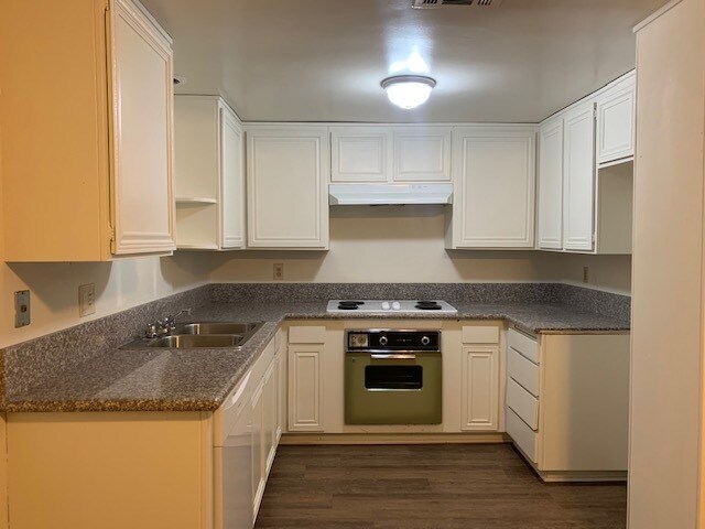 Building Photo - 115 E Live Oak St