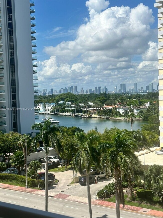 Foto del edificio - 5555 Collins Ave