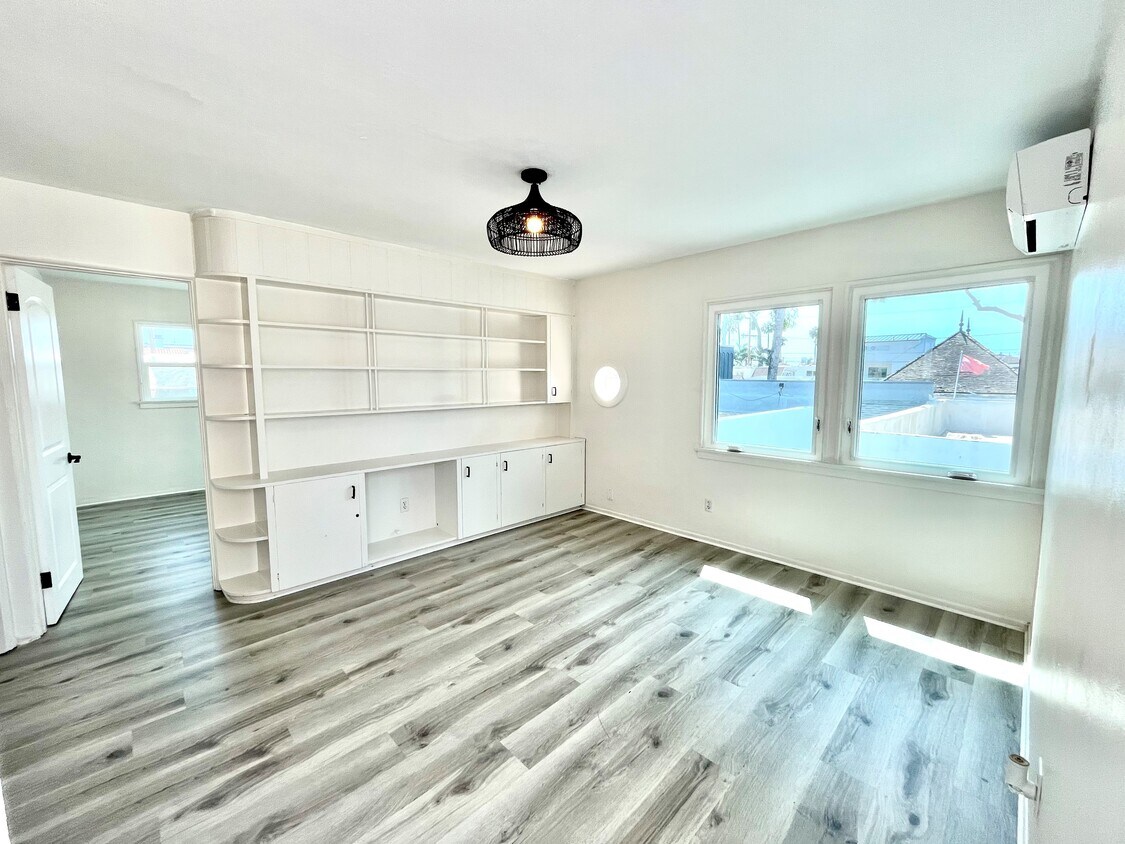 Primary Photo - 208 Marine Ave