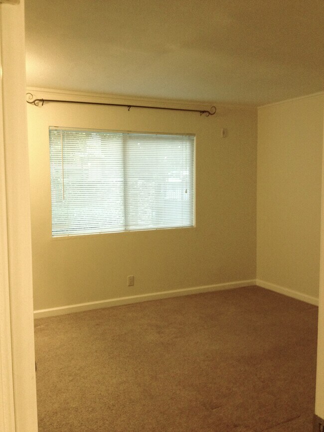 Large bedroom - 400 N Acacia Ave