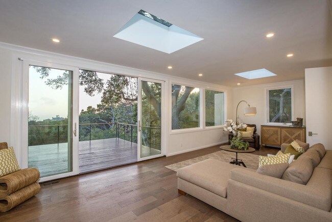 Building Photo - 975 Mariposa Ln