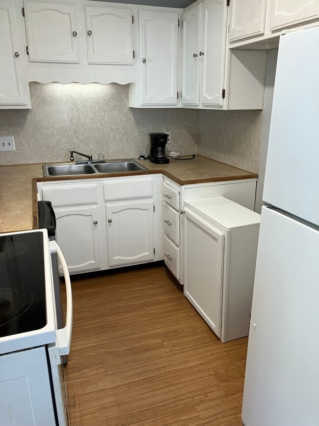 Building Photo - 18 Century St