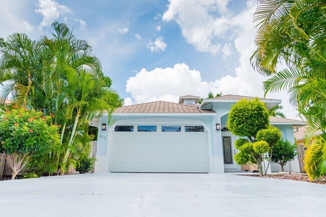 Building Photo - ** WEEKLY RENTALS, STUNNING HEATED POOL HO...