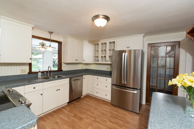 Building Photo - Beautiful 3 Bed, 2.5 Bath Single Family Colonial for Rent in Manchester!