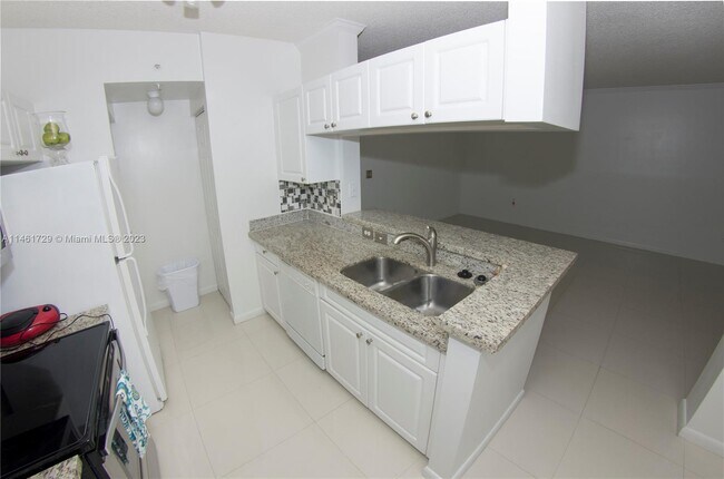 Foto del edificio - 17100 N Bay Rd