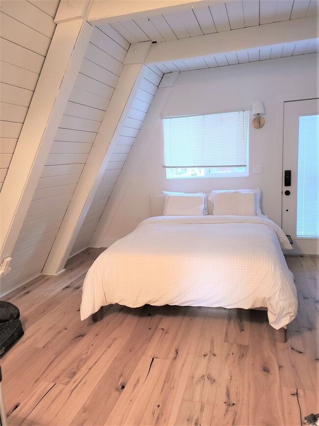 Building Photo - Remodeled One Bedroom plus Loft Cabin in T...