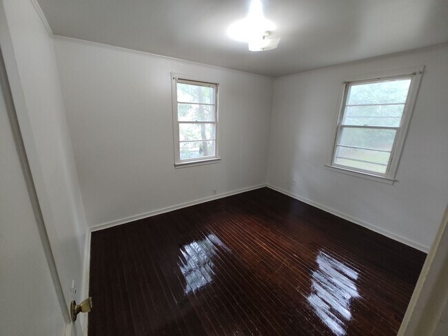 Foto del edificio - 2211 Ivy Rd