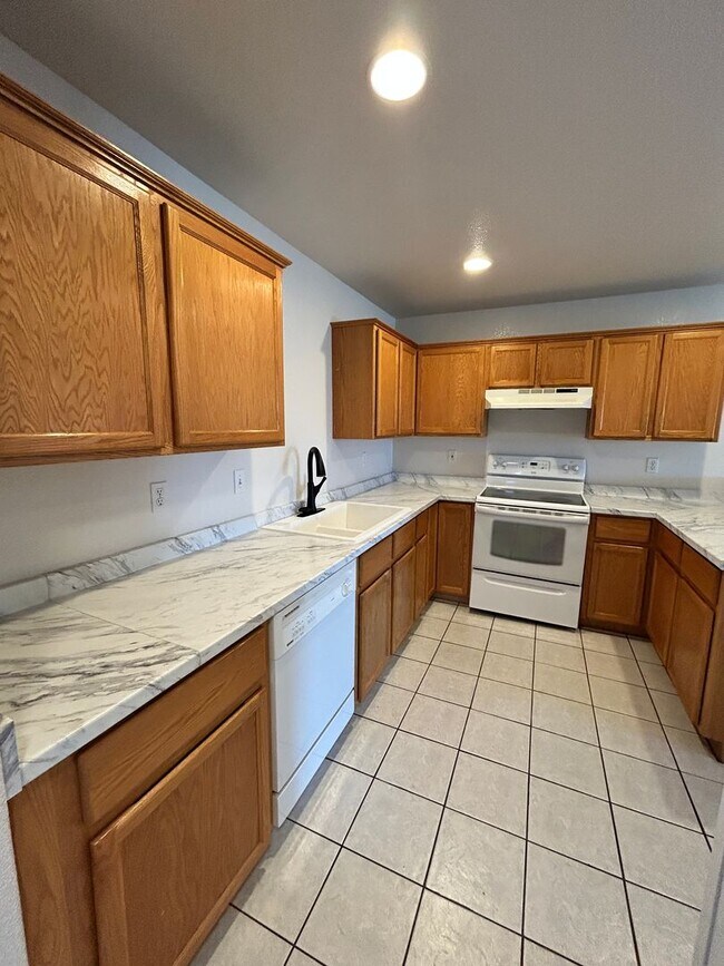 Building Photo - 3470 Tomahawk Dr