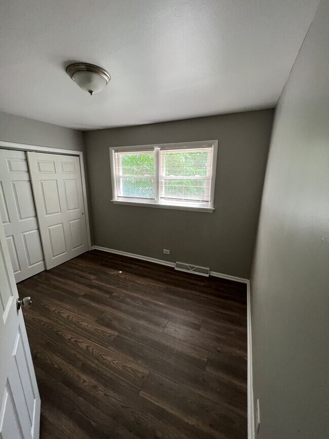Building Photo - Recently updated this 3 bed 1 bath feature...
