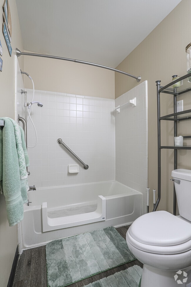 1BR, 1BA - 570SF - Bathroom - Eagle Grove Apartments