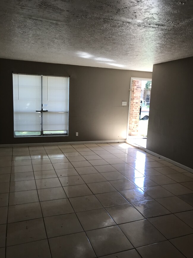 Building Photo - 3404 Lantern Ln