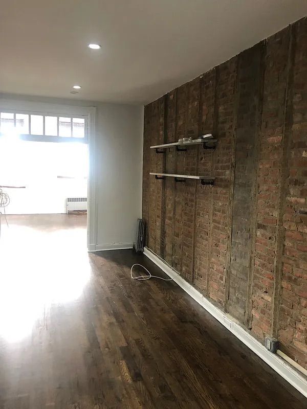 Building Photo - 726 Lorimer St