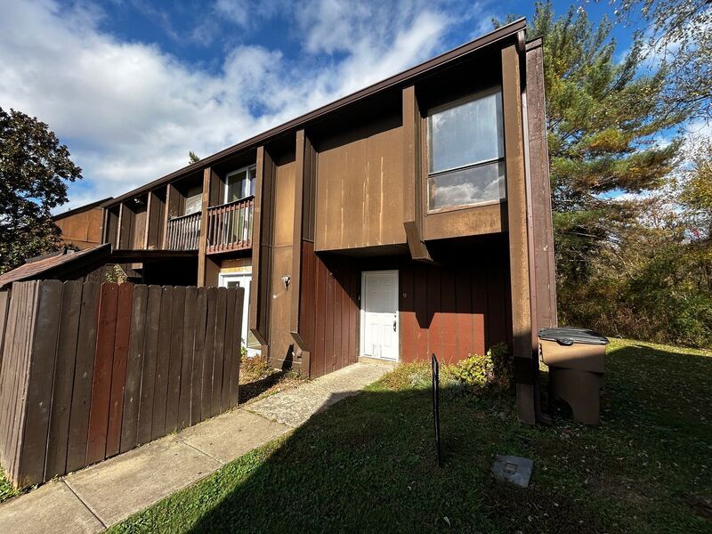 Primary Photo - 9 Sycamore Ct
