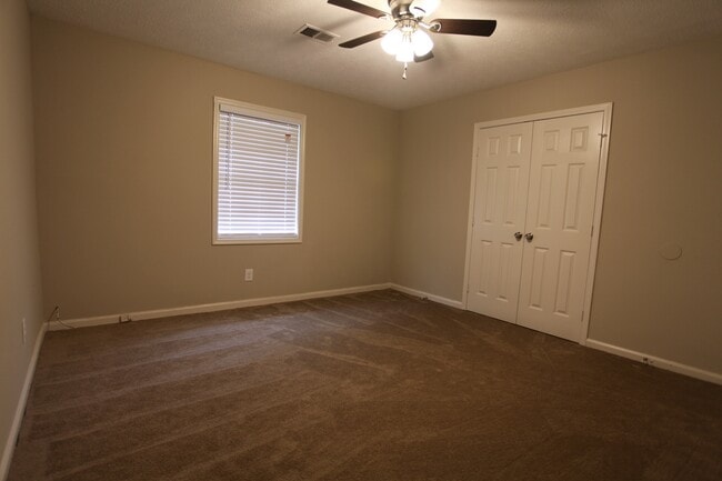 Building Photo - Duplex Available On Glenn Circle This August!