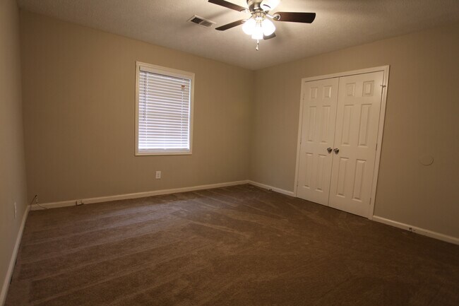Foto del edificio - Duplex Available On Glenn Circle This August!