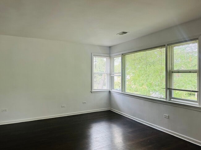 Building Photo - 8638 Trumbull Ave