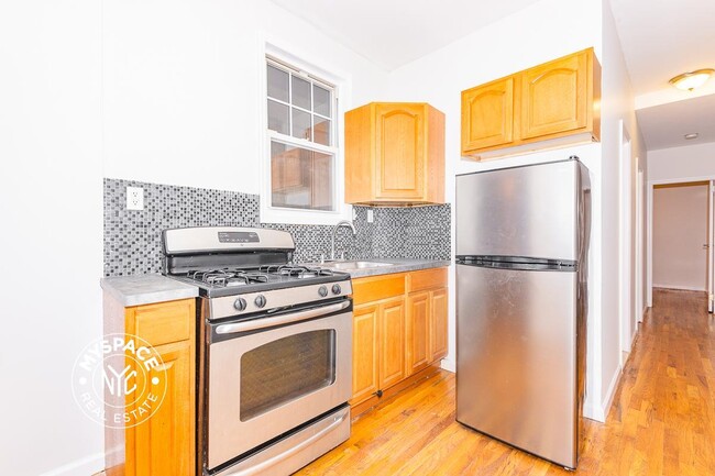 Building Photo - 1327 Halsey St