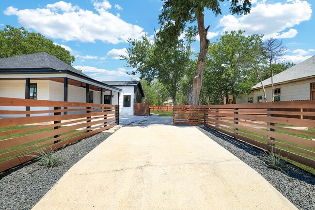 Foto del edificio - 2425 Monterey St