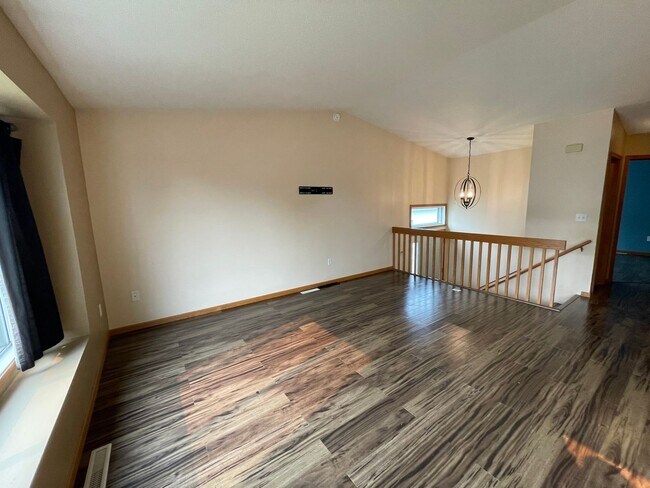 Building Photo - Beautiful 3 Bed Townhome in South Fargo!