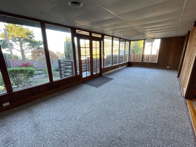 Building Photo - Coming Soon! Rare mid-century light filled...