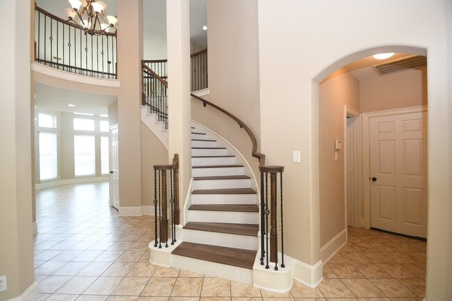 Building Photo - 606 Whitney Oaks Ln