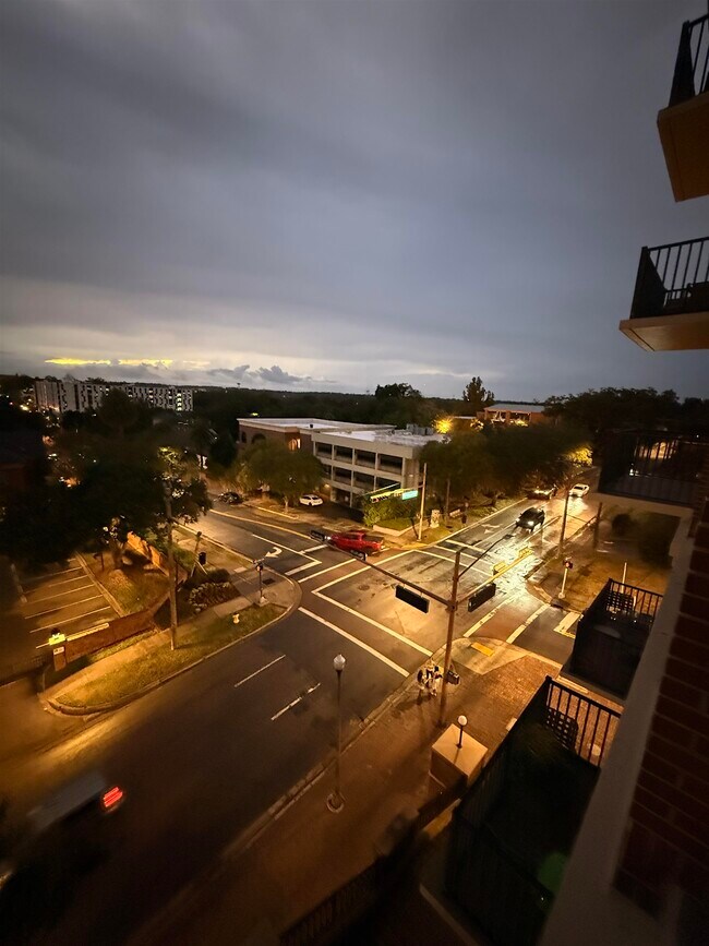 Foto del edificio - 215 W College Ave