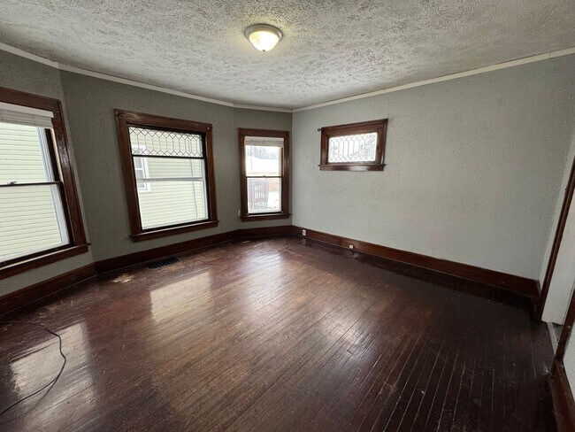 Foto del edificio - 4 bedroom 1 bath house in Rock Island