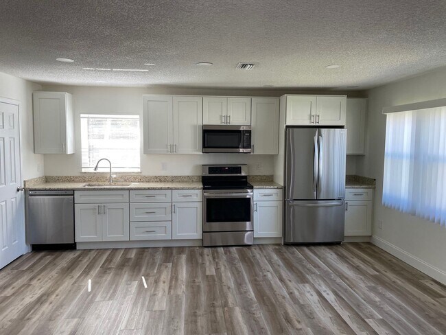 Building Photo - Remodeled 2bedroom 2bath condo located in ...