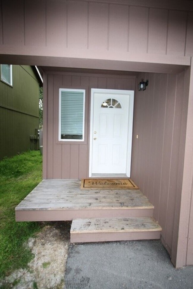 Building Photo - 3 Bedroom Close to JBER!