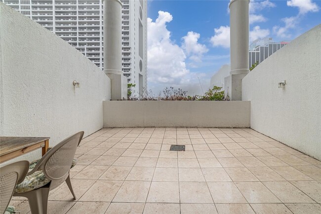 Building Photo - 1750 N Bayshore Dr