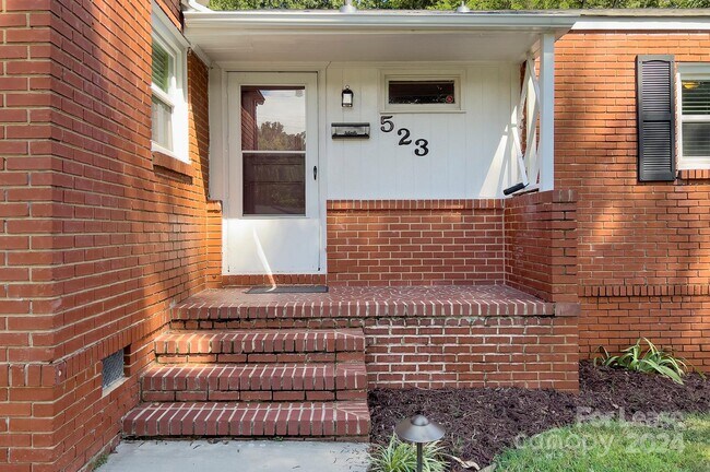 Building Photo - 523 Tyson St