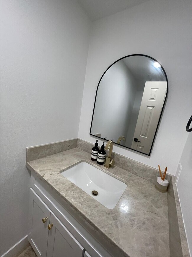 Building Photo - 2Br/2.5 Bth In Beautiful Monaco Community. Anaheim Hills