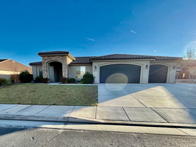 Foto del edificio - Pet-Friendly 4-BR Home in Tonaquint Valley