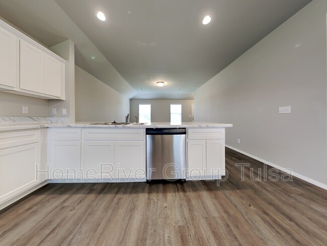 Building Photo - 1110 Raven Dr