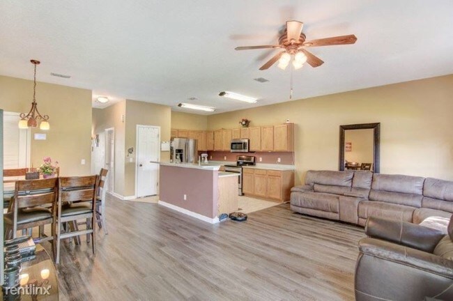 Building Photo - 3 br, 2.5 bath Townhome - 2600 Revolution st