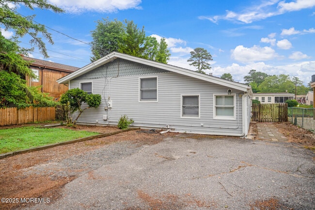 Building Photo - 9 Admiral Dr