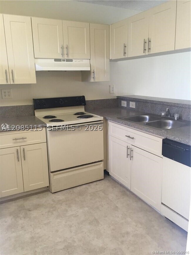 Foto del edificio - 9852 Nob Hill Ln