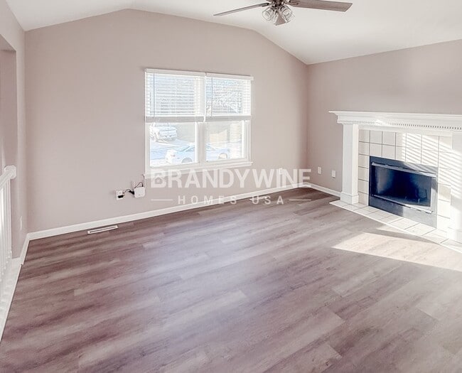 Building Photo - 918 SE Kingscross Rd