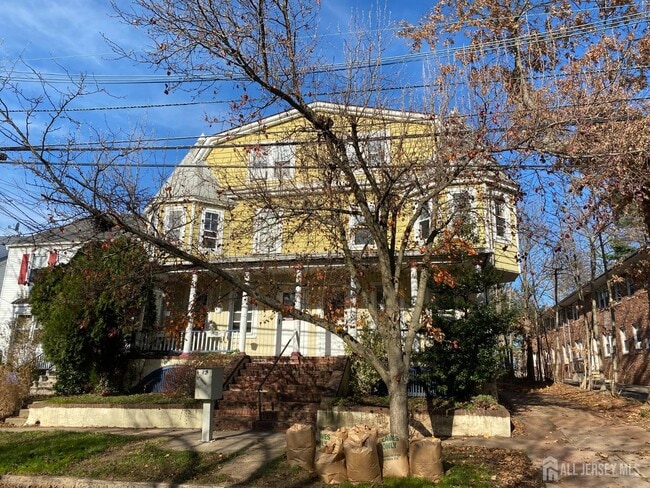 Building Photo - 235 Montgomery St