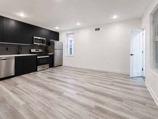 Renovated 2BR/2BA w/ Private Yard, Porch & In-Unit Laundry - Renovated 2BR/2BA w/ Private Yard, Porch & In-Unit Laundry Apartment